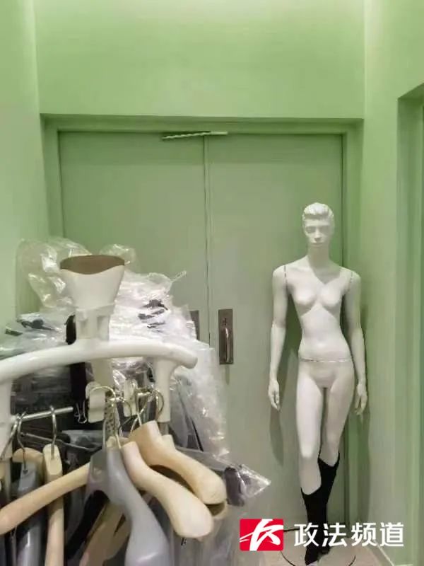 DƬ